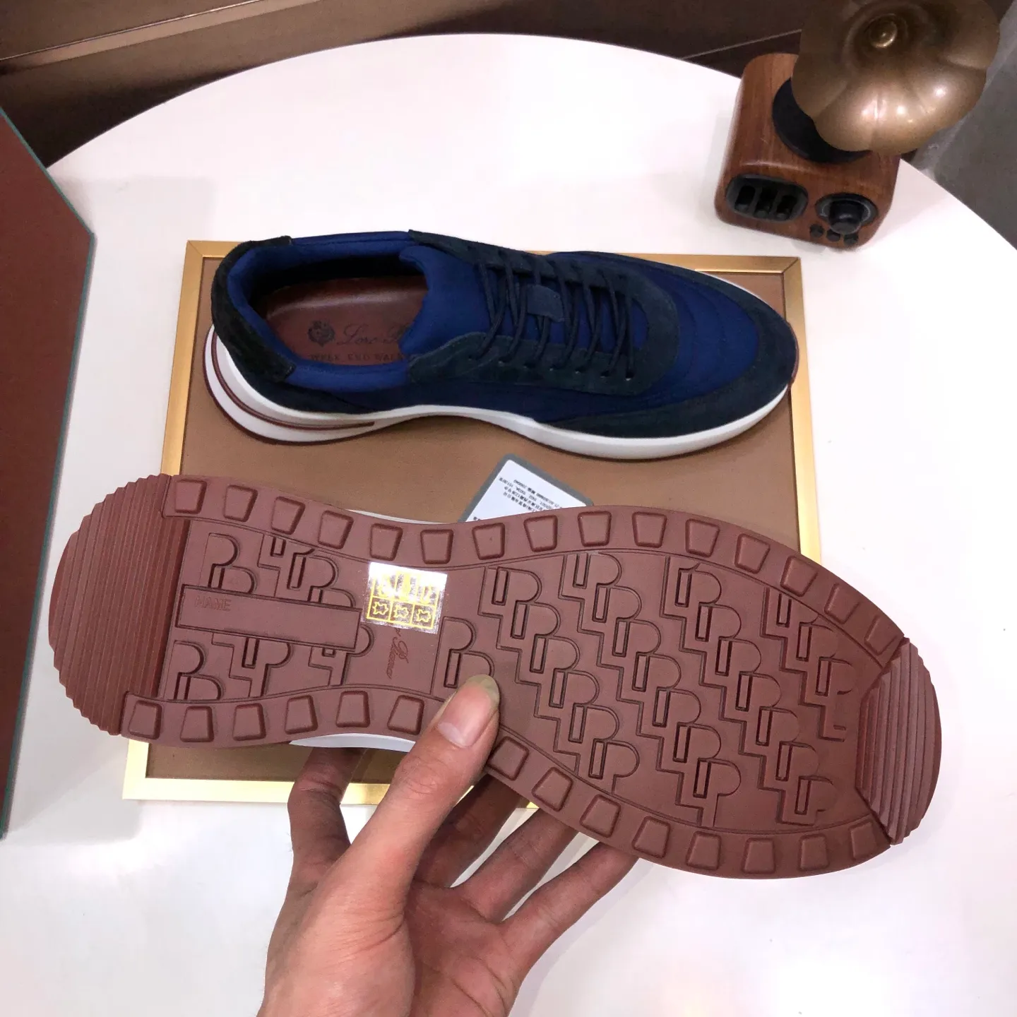 Men's shoes 💰600💰[𝐥𝐨𝐫𝐨 𝐏𝐢𝐚𝐧𝐚] lp classic loafers, an Italian treasure brand, the only brand that can match Hermès! Only after wearing it do we realize that we cannot let down our feet. The upper is imported cashmere, the lining of water-dyed cowhide ➕ the cowhide feet, the official original glass rubber outsole, and the pendant. Exclusive original packaging (tag ➕ brand paper ➕ outer box ➕ hand bag) code number: 38-45